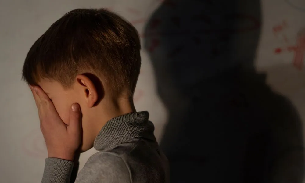 Foto ilustrativa maltrato infantil fuente freepik