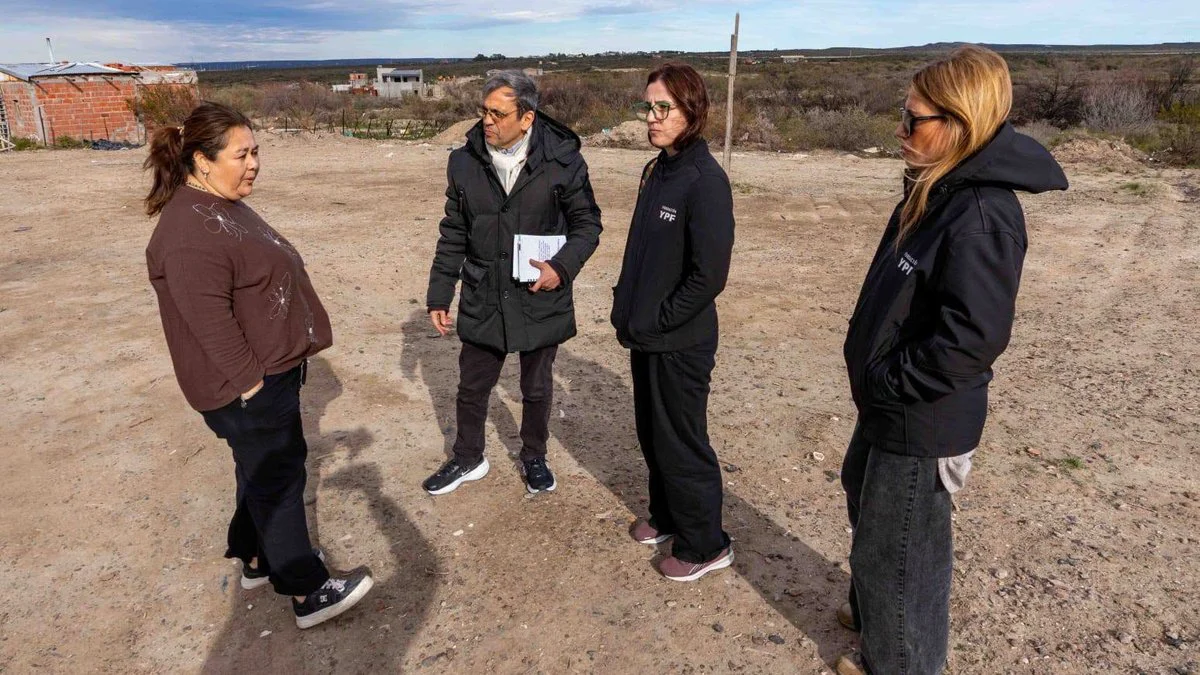 Representantes de YPF dialogan con los vecinos