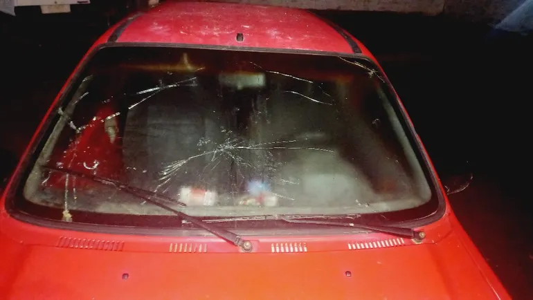 auto con destrozos del jóven