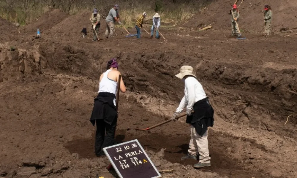 Personal del Equipo de Forenses durante las excavaciones en La Perla.