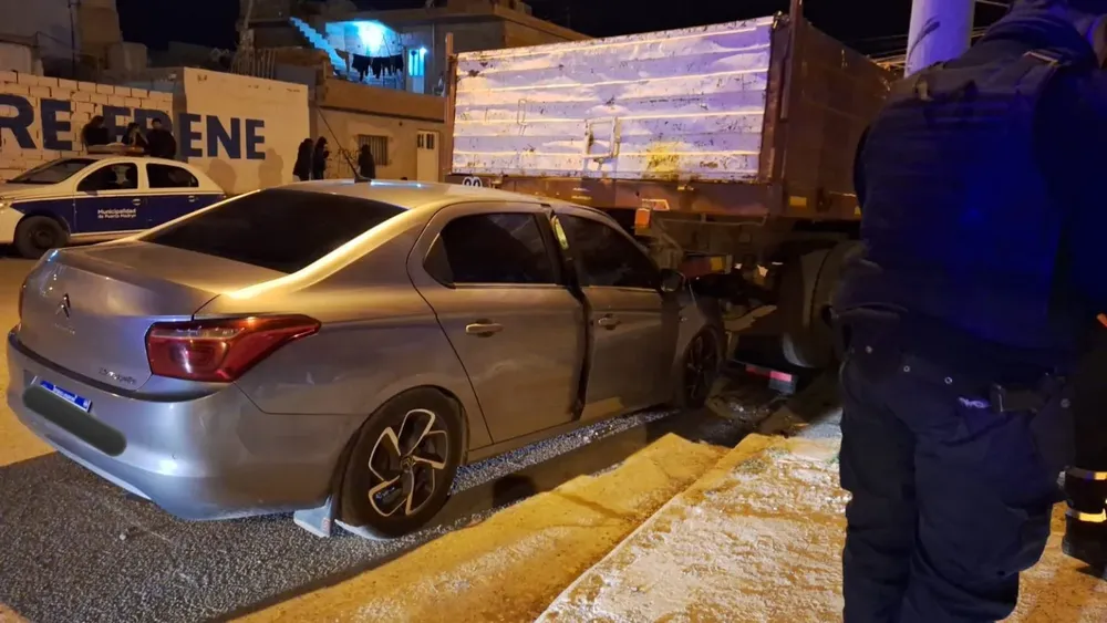 Chocó contra un camión estacionado