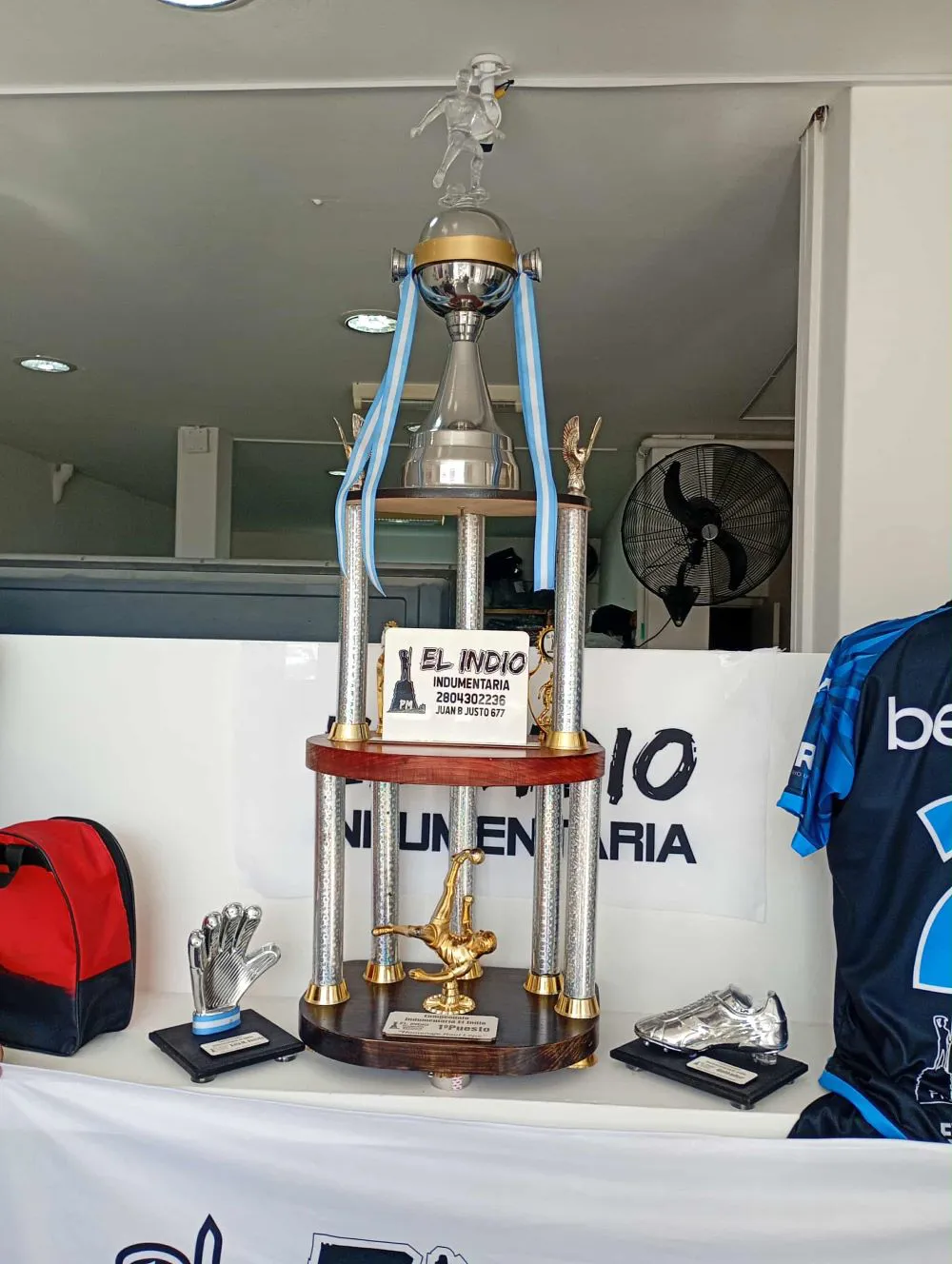 La Liga Senior +40 homenajeó a Raúl Lepe. TROFEO