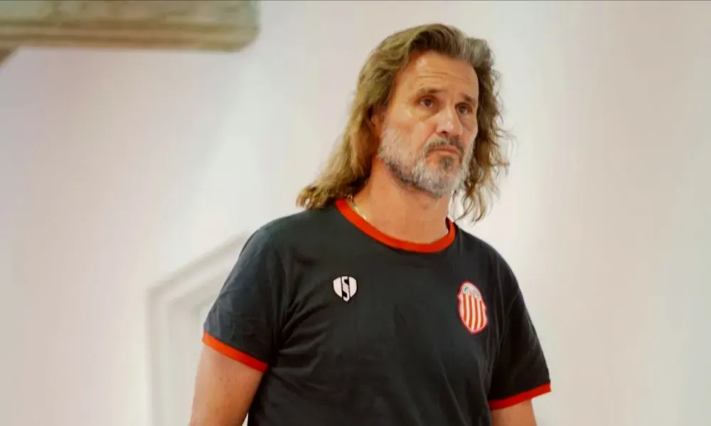 Barracas Central recibe a Gimnasia en el estadio Claudio Tapia. El partido inicia a las 17