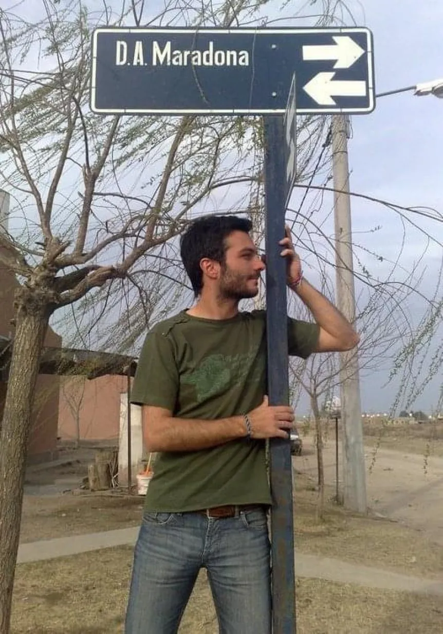Diego Dal Santo en la calle de Santa Rosa que lleva el nombre de Maradona.