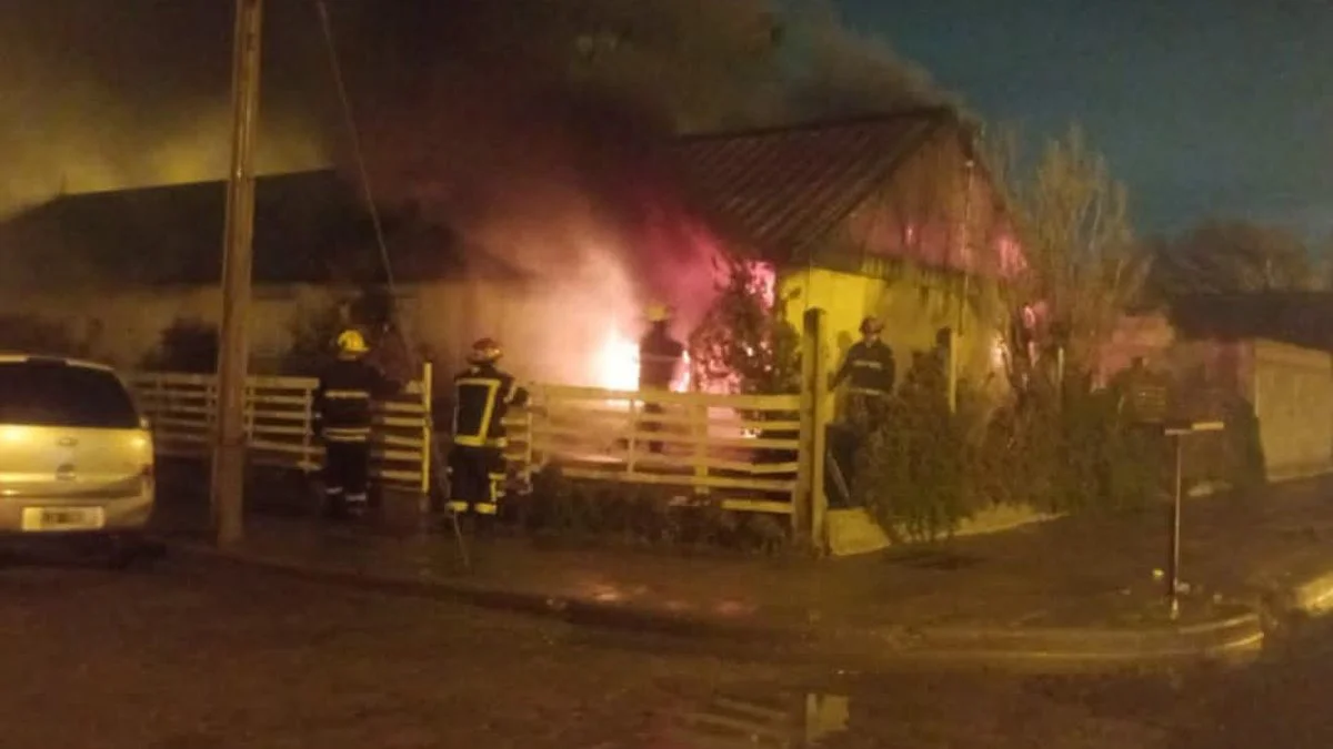 Incendio de vivienda  foto Del Mar Digital