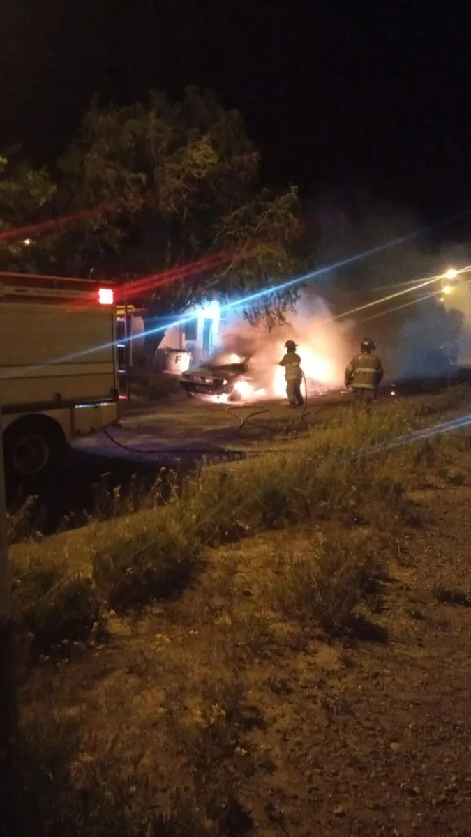 Auto siendo devorado por las llamas.