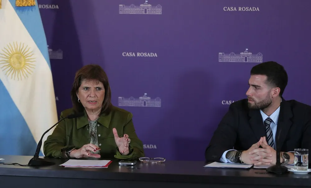 Bullrich presenta la Ley antibarras