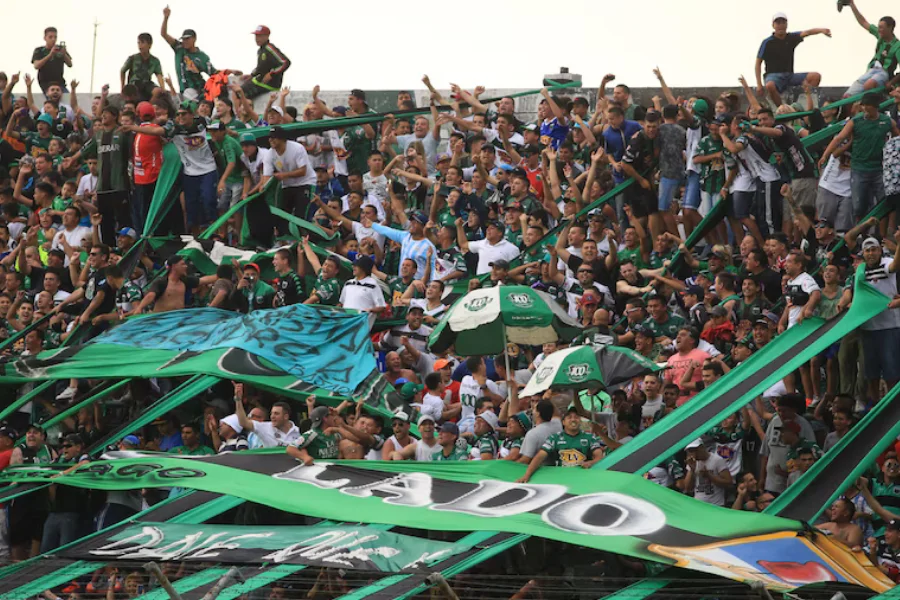 Vuelven hinchadas visitantes