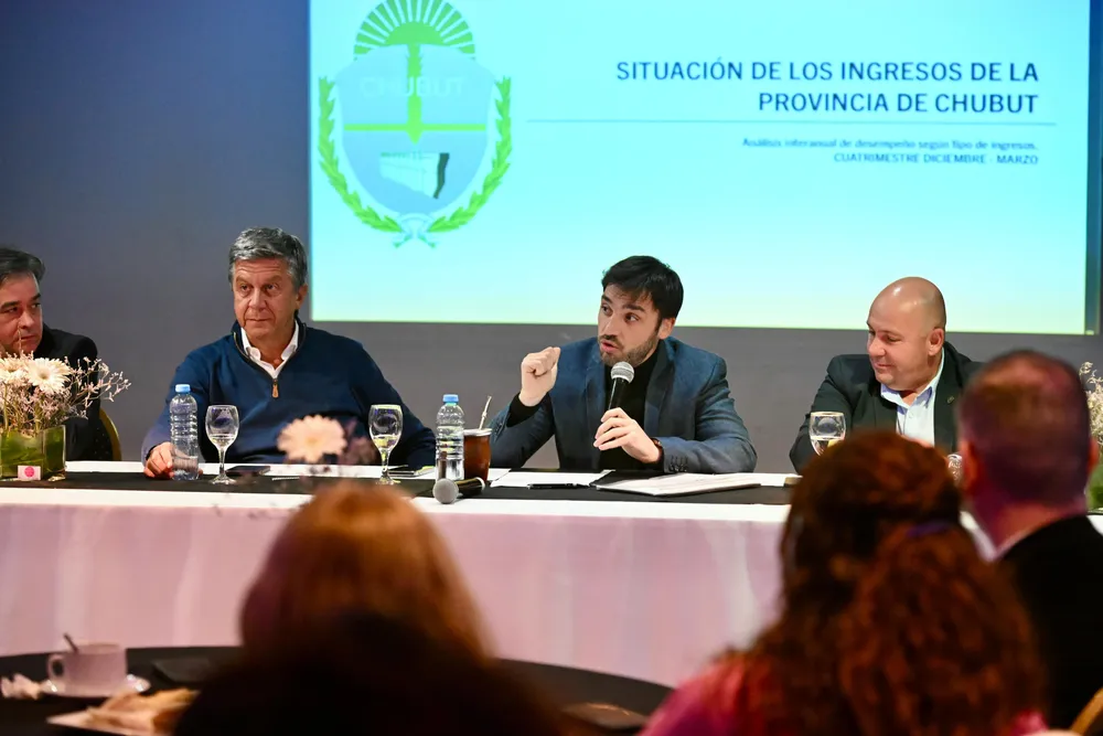 El gobernador con intendentes en Madryn