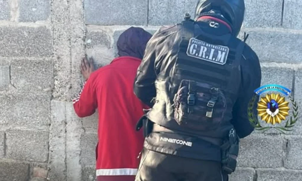 Personal policial que recorría el barrio Planta de Gas detectó que un hombre registraba un pedido de captura.