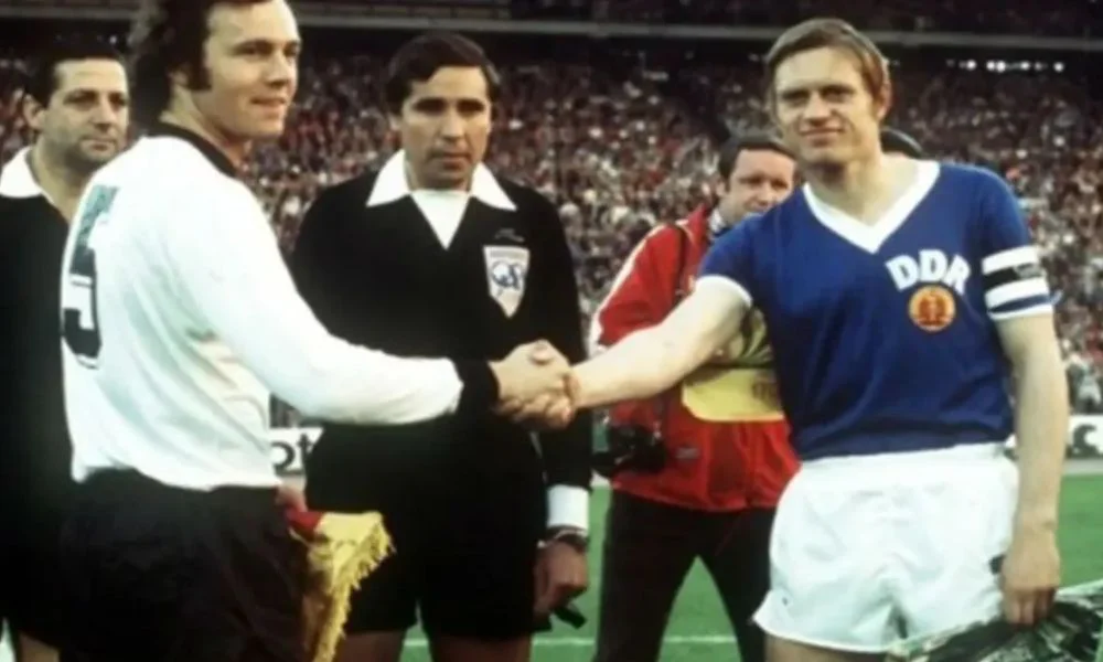 Franz Beckenbauer (capitán de Alemania Federal) y Bernd Bransch (capitán de Alemania Democrática)