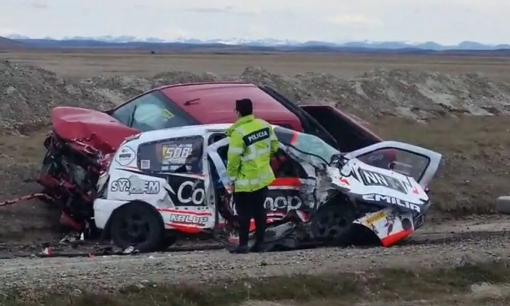Siniestro vial entre auto de rally y camioneta