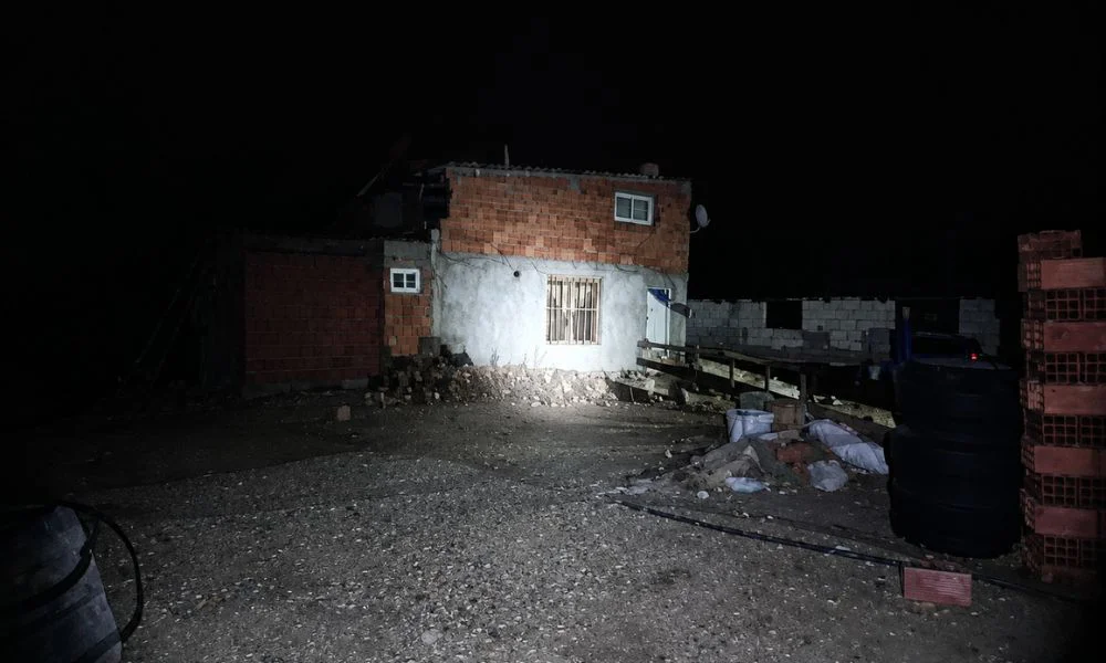 Investigan un presunto homicidio en Costa del Lepa. Foto Prensa MPF, editada con IA