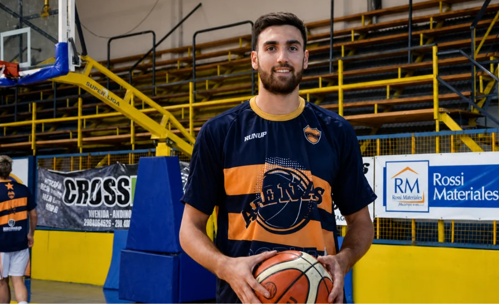 El Aurinegro incorporó al pivote cordobés Santiago Bruera en una Liga ABECh.