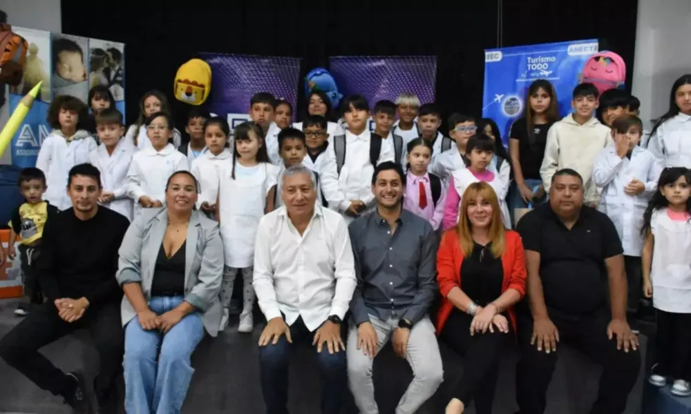 entrega de  kits escolares en el SEC