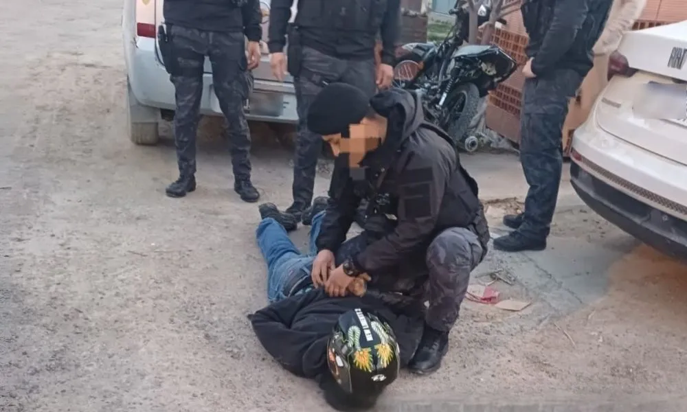 Persecución en Puerto Madryn terminó con un joven detenido tras chocar contra un árbol