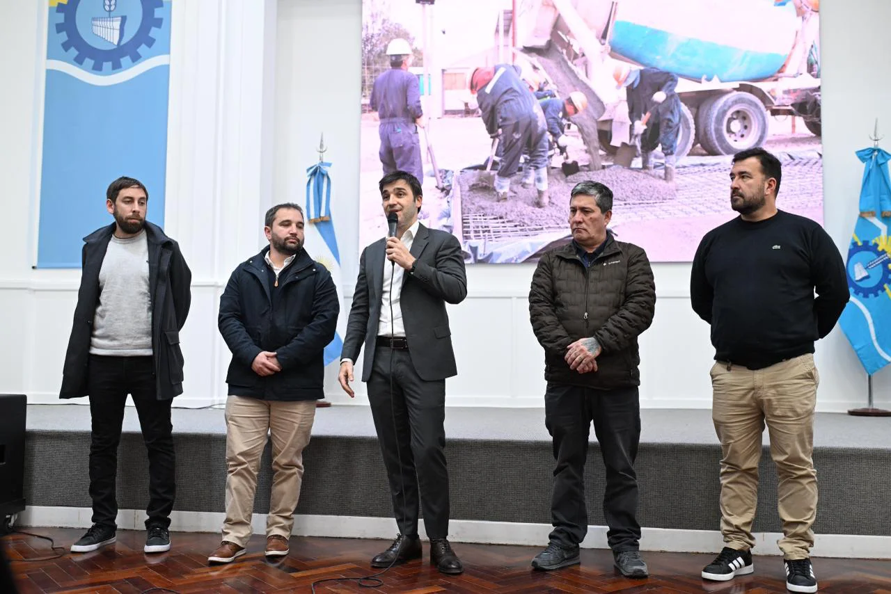 Ignacio Torres junto a dirigentes de UOCRA