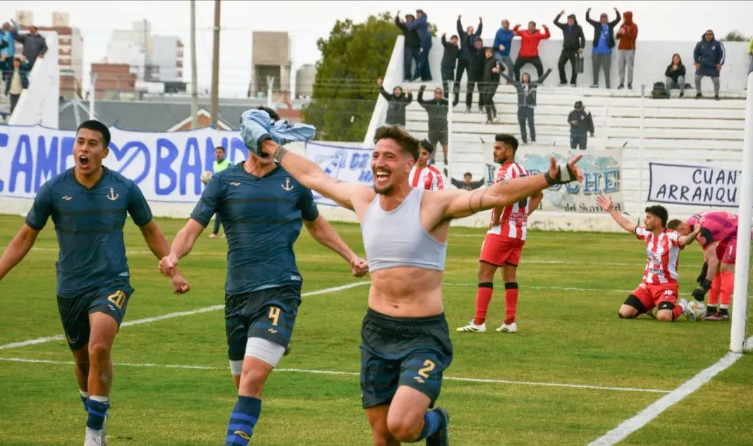 Un cabezazo salvador de Renzo Paparelli encendió a todo el Raúl Conti