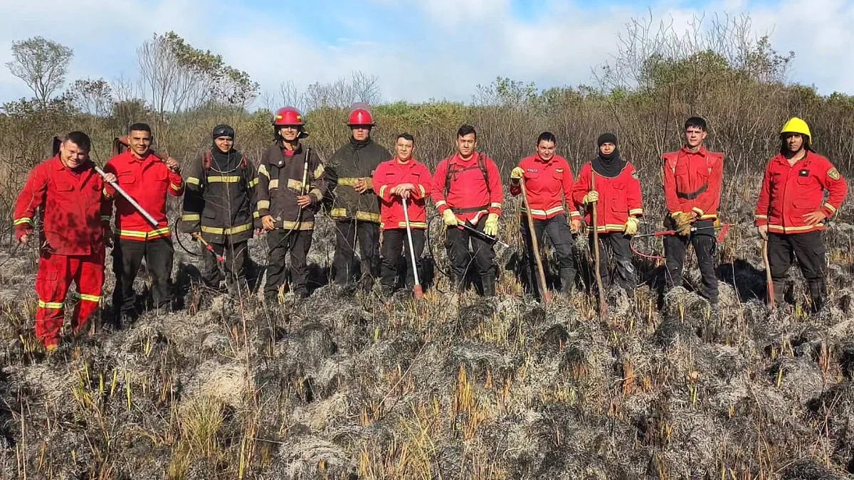 Bomberos y brigadistas extinguieron el incendio en Campo San Juan