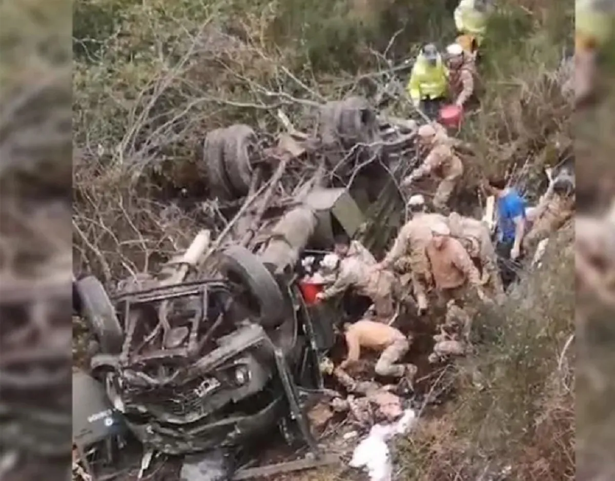 Camión desbarrancó con soldados