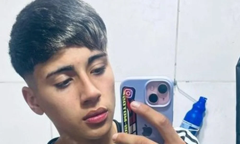 Su madre, Evelyn Mendoza, explicó que existe una posibilidad médica que podría mejorar su estado.