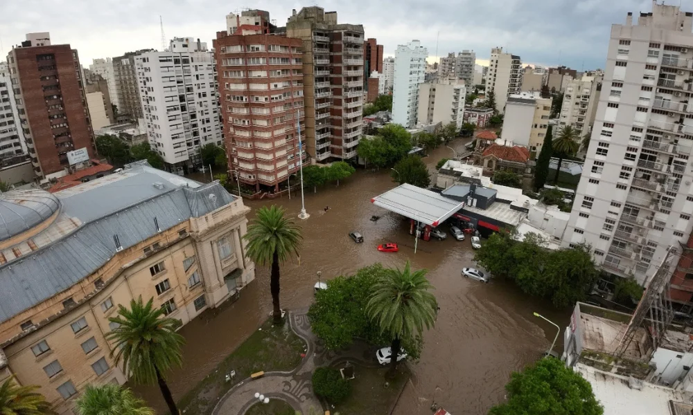 Las imágenes de aquella jornada mostraron una ciudad desbordada por la fuerza del agua.