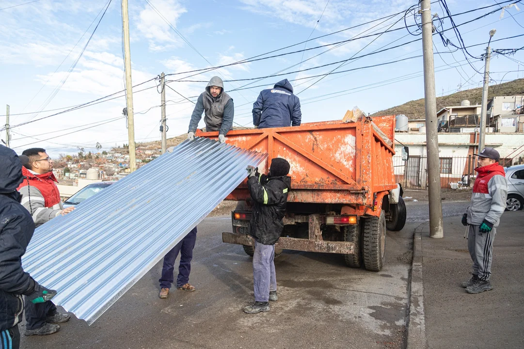 Entrega de chapas a vecinos damnificados