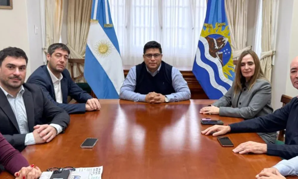 Gobernador de Santa Cruz en anuncio por obras para Puerto Deseado