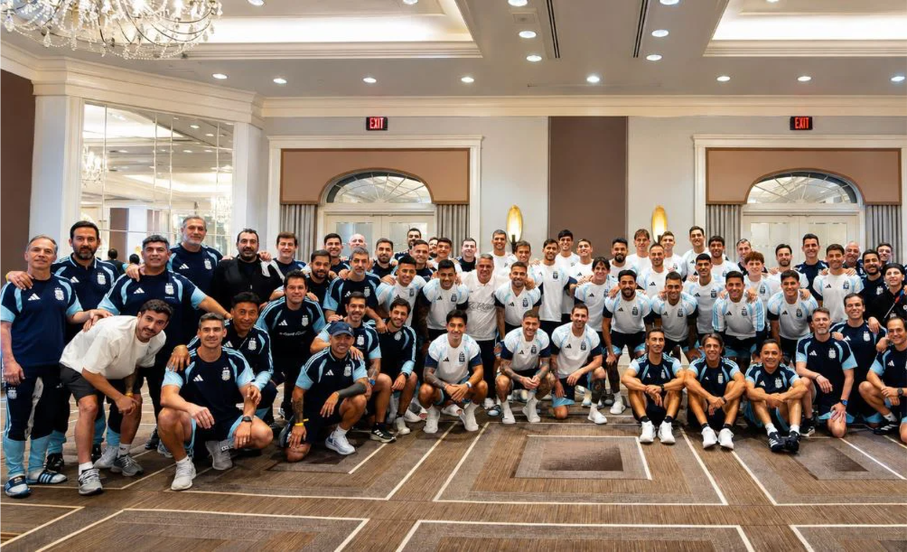 Messi compartió una imagen de toda la delegación argentina.