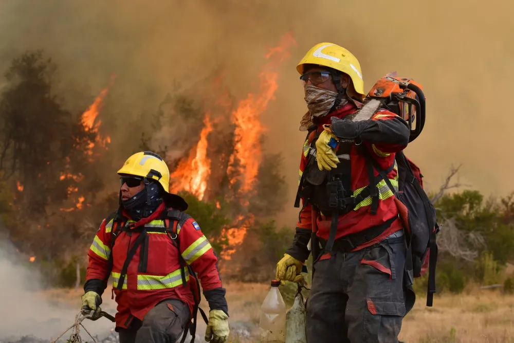 Continuan los trabajos para contener el fuego