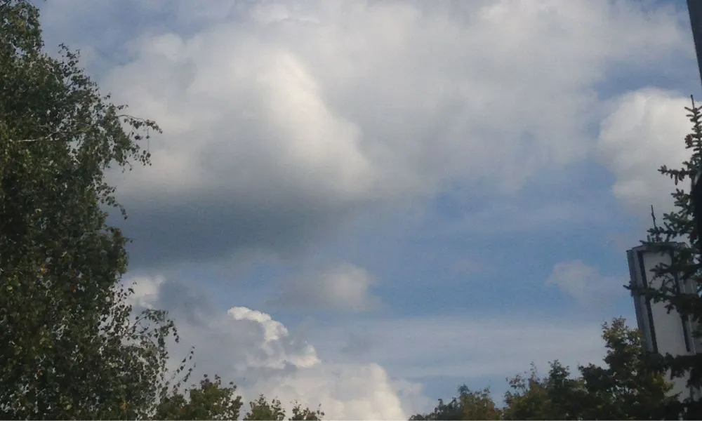 parcialmente nublado imagenilustrativa Freepik