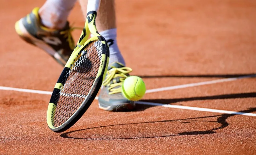 Tenis sobre polvo de ladrillo
