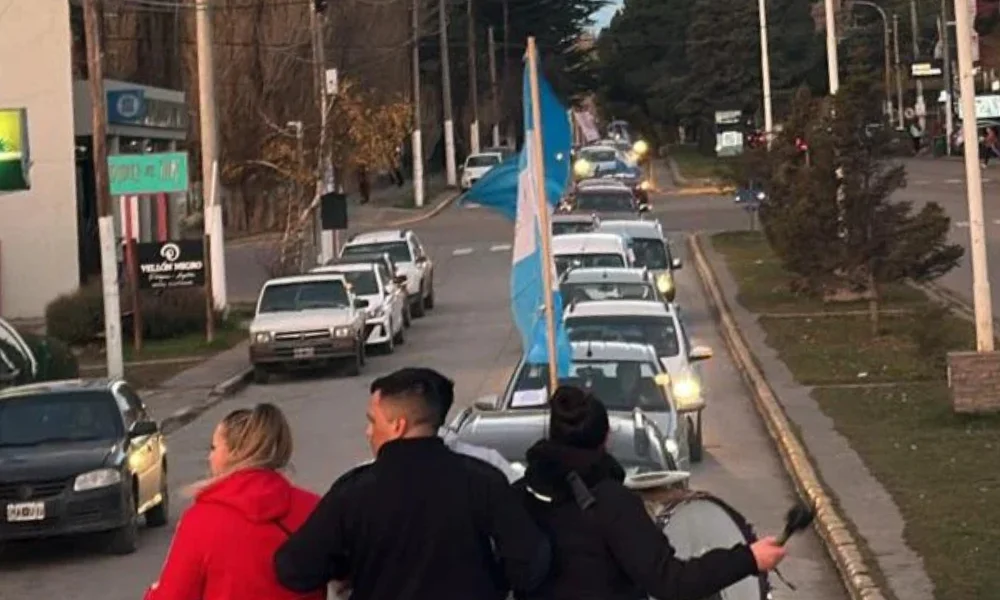 Empleados policiales de Santa Cruz siguen de paro