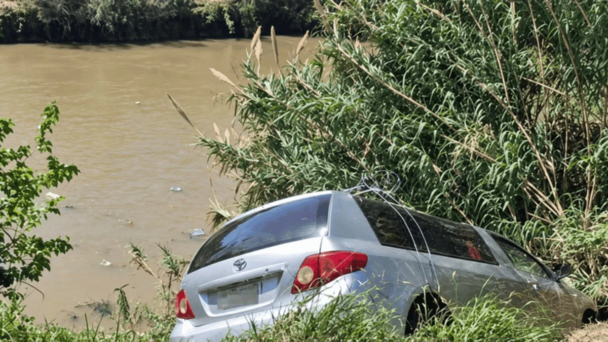 Coche fúnebre cayó por una barranca.