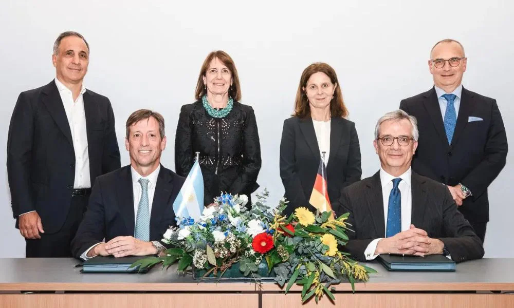 Firma primer contrato de venta de GNL con Alemania