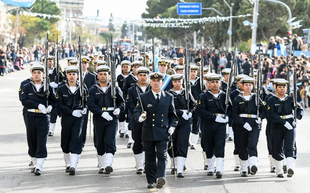 Madryn desfiló por el 25 de Mayo