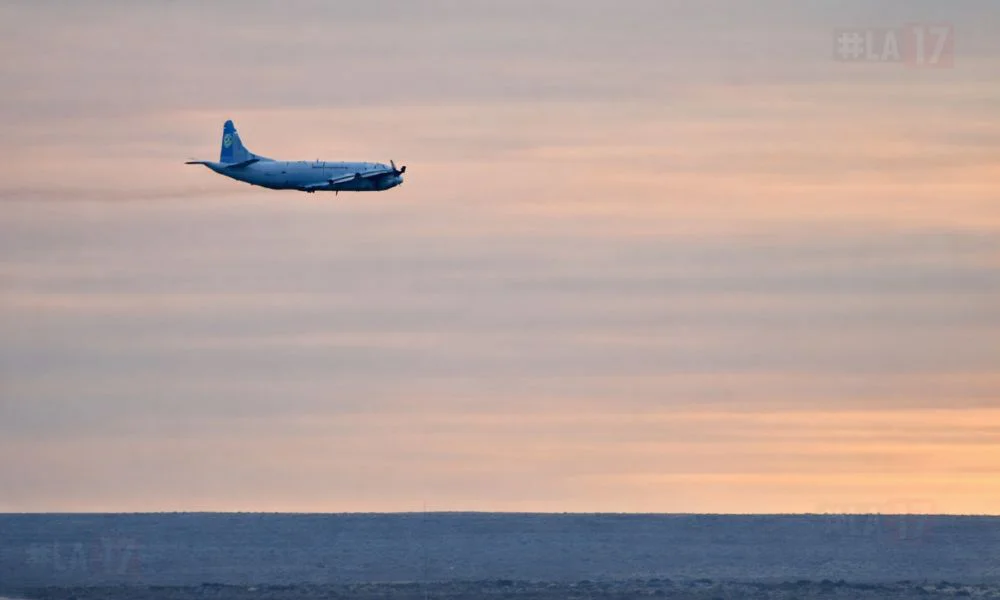 Avión de la Armada sobrevolando Madryn