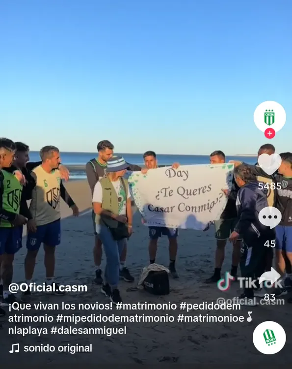 LE PIDIÓ CASAMIENTO DELANTE DEL PLANTEL Y EN LA PLAYA DE MADRYN