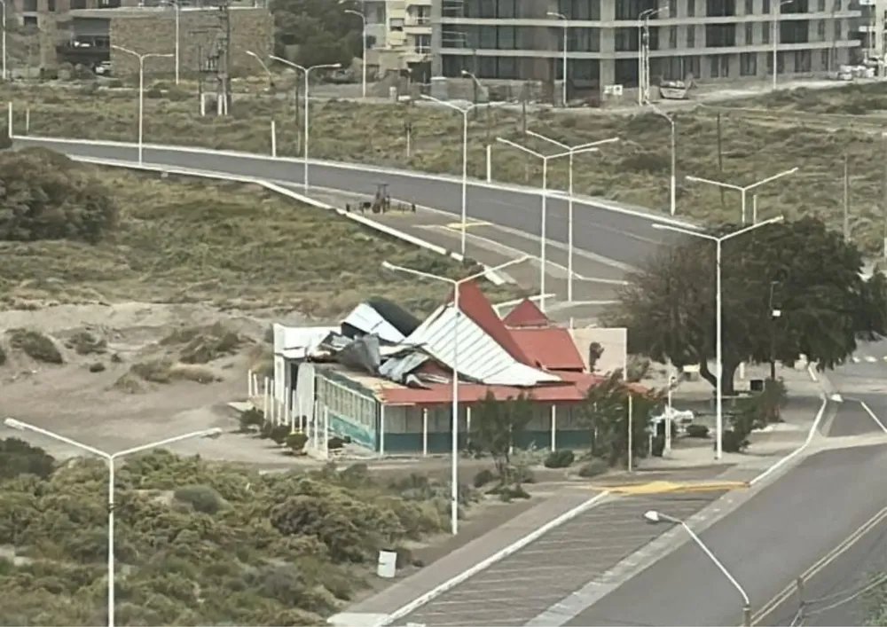 El Parador Municipal sufrió la voladura parcial del techo.