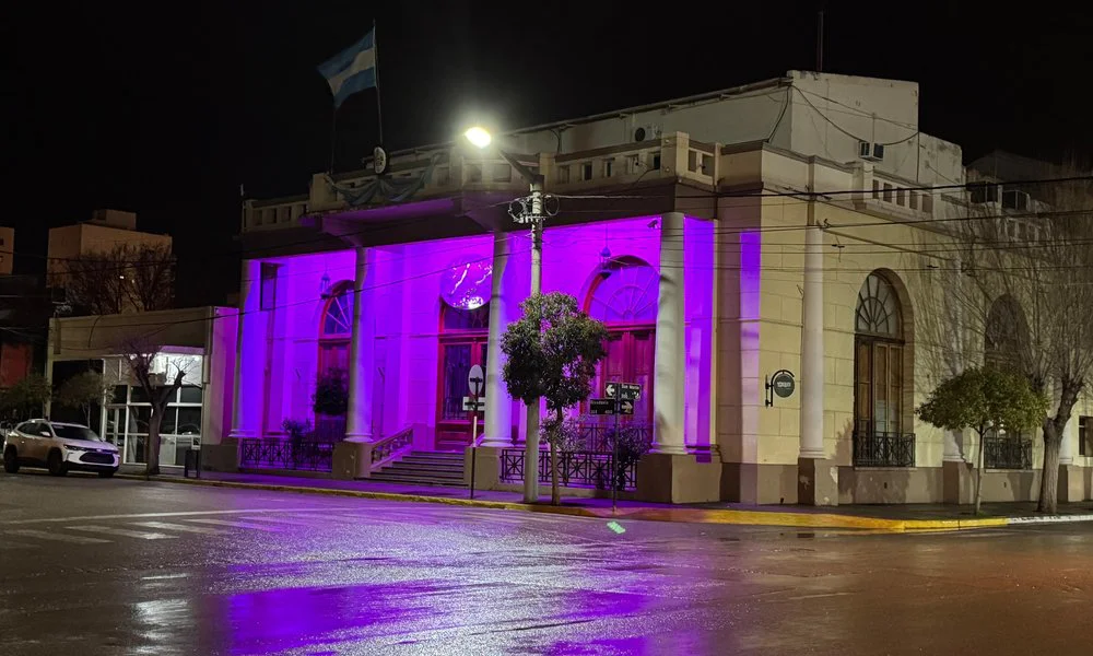 La Municipalidad de Trelew iluminada de lila