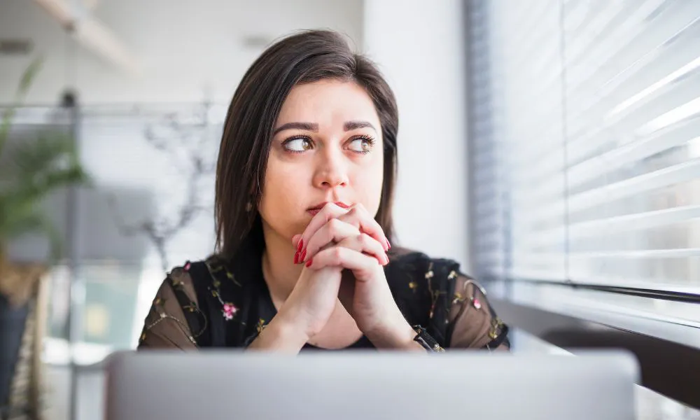 Mujer joven preocupada imagen ilustrativa Freepik