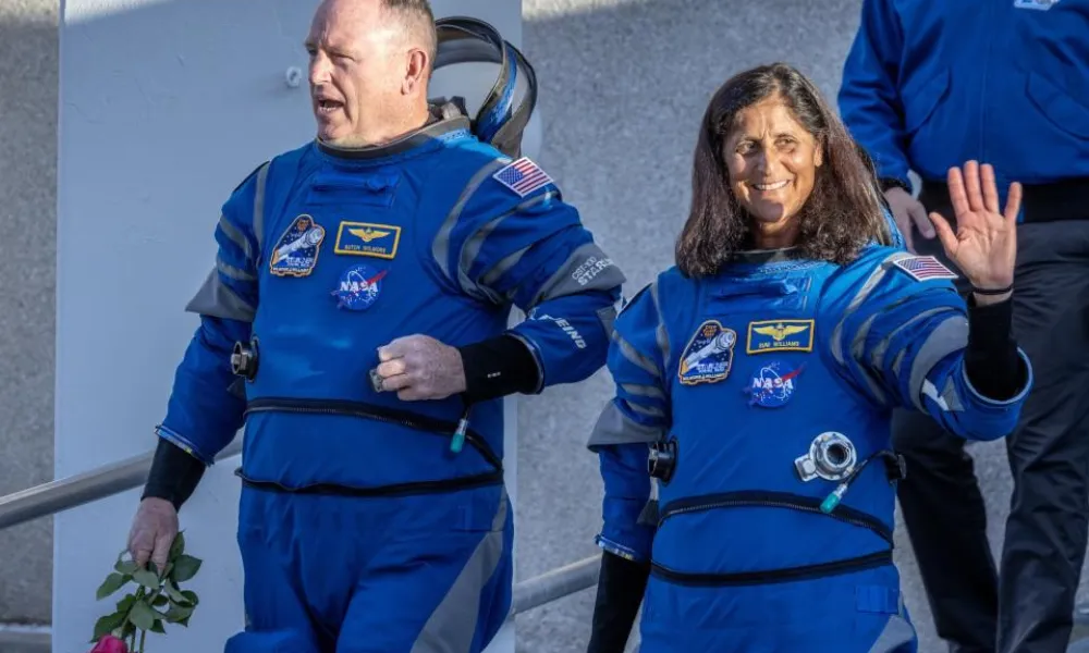 Los dos astronautas de la NASA que no pueden volver a tierra
