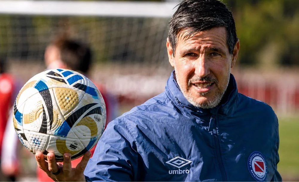 La Academia inició contactos para evaluar al entrenador del Bicho como sucesor de Gustavo Costas.