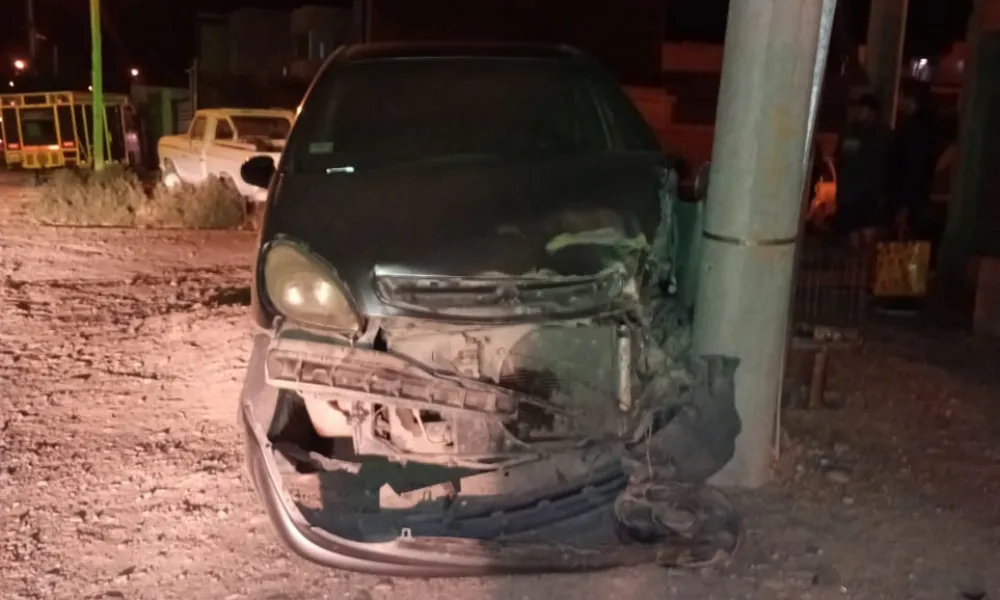 Citroen Picasso chocó contra un poste