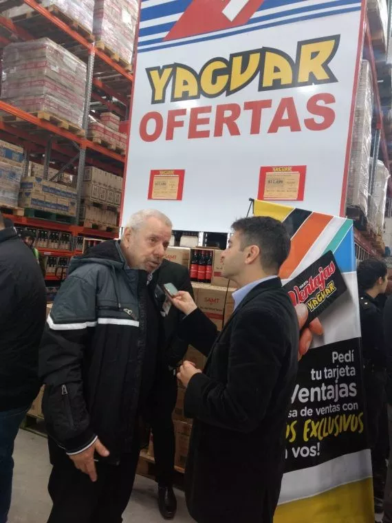 Hugo Filipi, gerente de Yaguar, dialogando con Martín Berrade