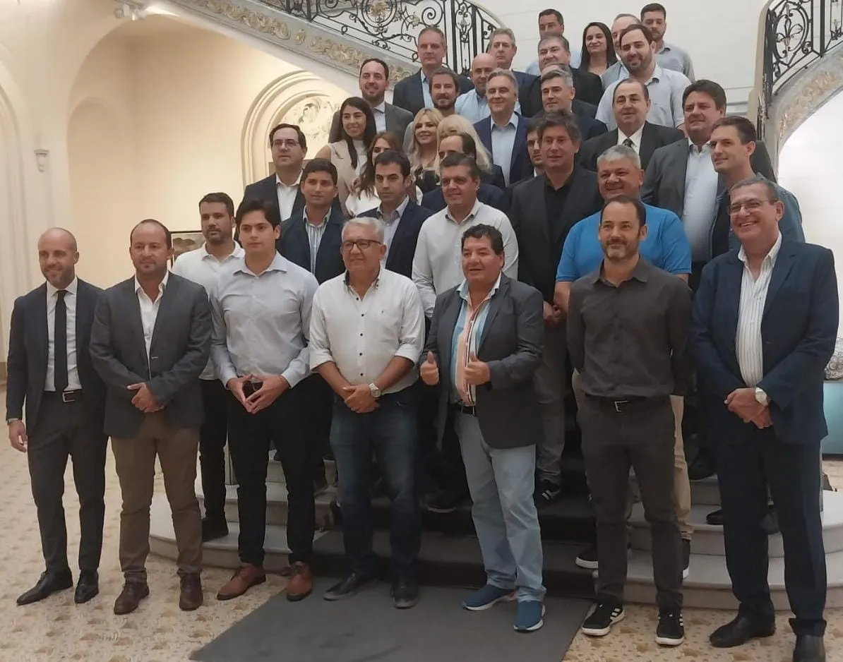Merino participa en Córdoba de un encuentro de intendentes y referentes de sector privado