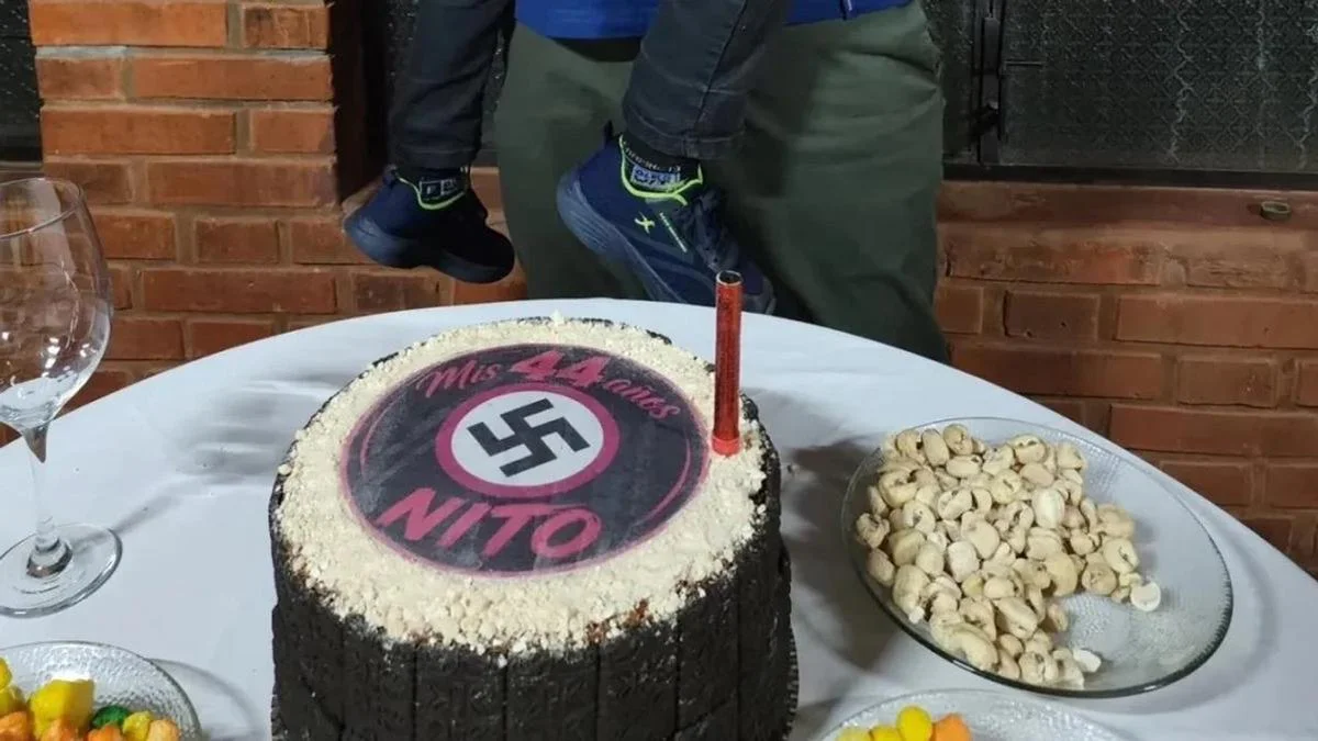 Torta con simbología nazi. Foto Cadena 3