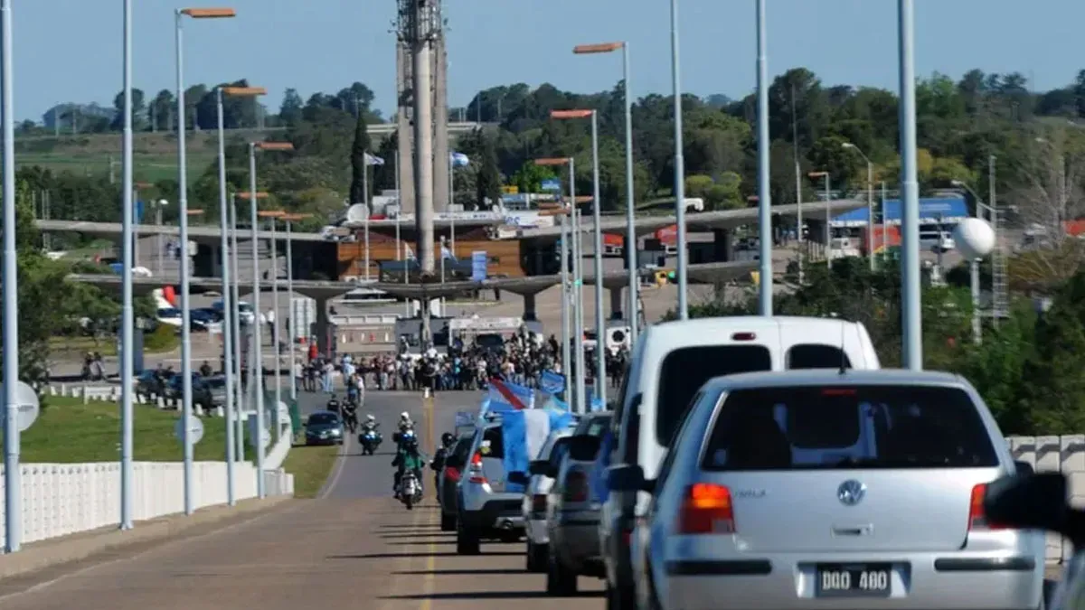 Uruguayos cruzan a Argentina para comprar mercaderías
