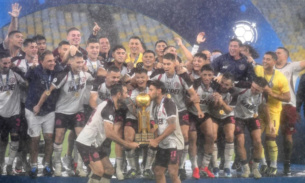 El Granate venció 3-2 a Flamengo en el alargue, levantó la Recopa Sudamericana.