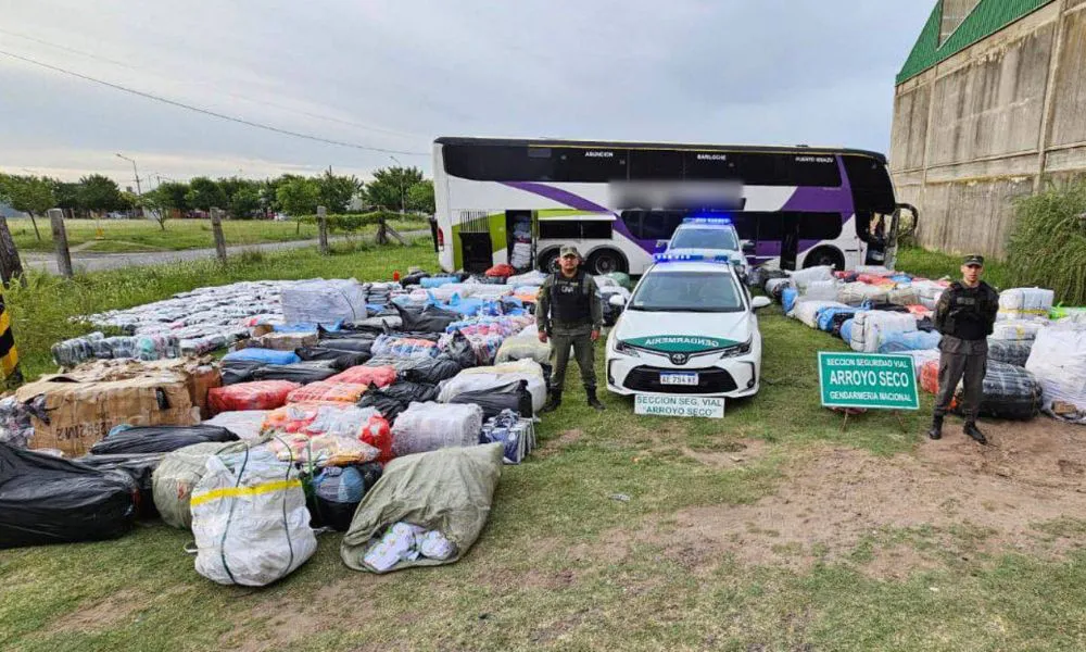 Incautan un colectivo sin habilitación que trasladaba 339 bultos de mercadería de contrabando